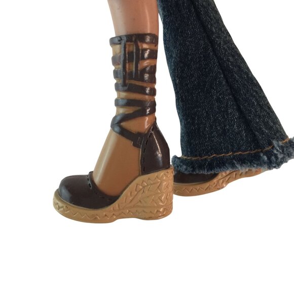 Vintage MGA Bratz Sasha Doll with Maroon Shirt Denim Pants Shoes 2001 - Picture 6 of 6